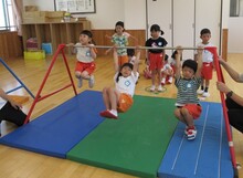 鉄棒に１０秒ぶら下がることに挑戦しています