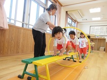 手をしっかりついて、大きな輪もうまくくぐれました