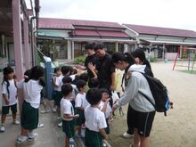 こどもたちと相撲部の学生
