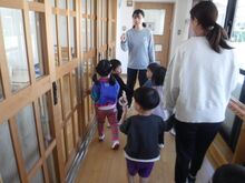 ３歳児が園内を探検している様子
